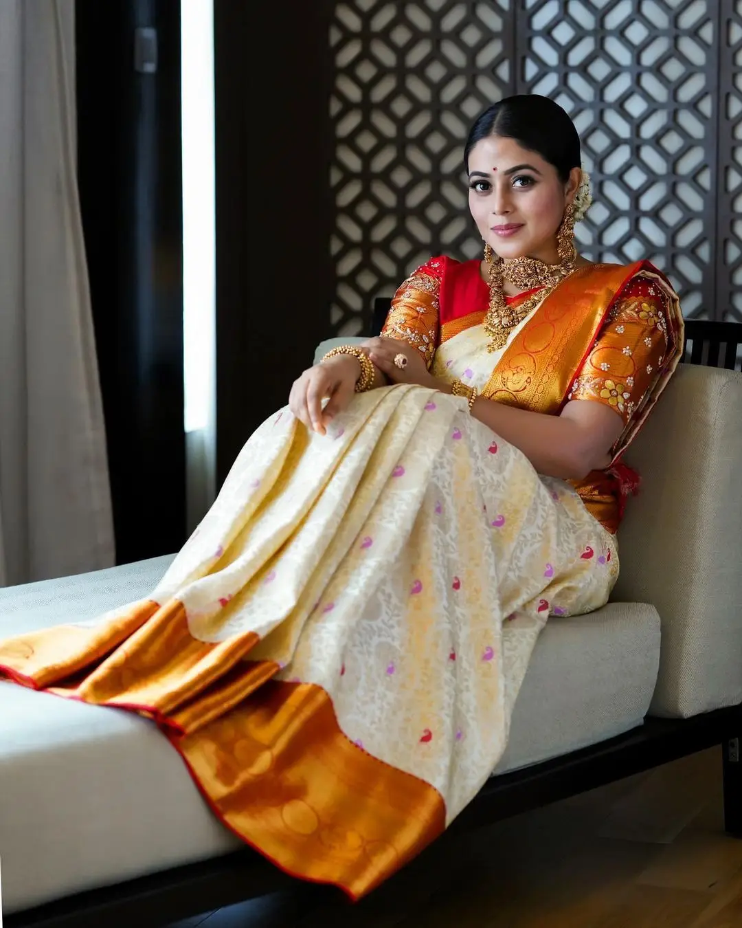 SHAMNA KASIM WEARING BEAUTIFUL JEWELLERY WHITE PATTU SAREE 3